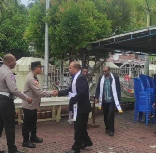 Kapolsek Jayapura Selatan AKP Bedu Rachman bersama anggota bersalaman dengan pendeta dan majelis