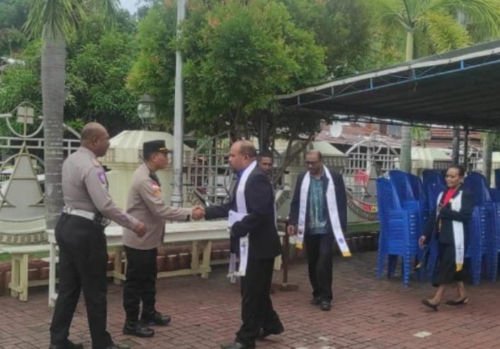 Kapolsek Jayapura Selatan AKP Bedu Rachman bersama anggota bersalaman dengan pendeta dan majelis