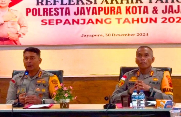 Kapolresta Jayapura Kota Kombes Pol. Dr. Victor D. Mackbon, S.H., S.IK., M.H., M.Si, didampingi Wakpolresta Jayapura Kota AKBP Deni Herdiana, S.E., S.H., M.M., M.H