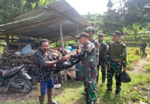 TNI Berikan Paket Sembako dan Layanan Pengobatan Gratis Kepada Tomas Kanggime