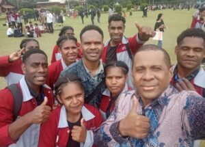 𝗚𝘂𝗯𝗲𝗿𝗻𝘂𝗿 𝗣𝗮𝗽𝘂𝗮 𝗗𝗮𝗻 𝗣𝗲𝗻𝗱𝗶𝗱𝗶𝗸𝗮𝗻 𝗗𝗶 𝗣𝗮𝗽𝘂𝗮 : 𝗔𝗱𝗼𝗽𝘀𝗶 𝗣𝗼𝗹𝗮 𝗜𝗧 𝗗𝗘𝗟 𝗨𝗻𝘁𝘂𝗸 𝗟𝗮𝗵𝗶𝗿𝗸𝗮𝗻 𝗗𝗮𝗻𝗶𝗲𝗹, 𝗭𝗮𝗱𝗿𝗮𝗸, 𝗠𝗲𝘀𝗮𝗸, 𝗔𝗯𝗲𝗱𝗻𝗲𝗴𝗼 𝗗𝗶 𝗜𝗻𝗱𝗼𝗻𝗲𝘀𝗶