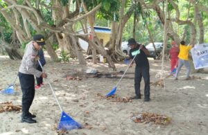 Bersihkan Pantai Wisata Skow, Wujud Peduli Polri Terhadap Lingkungan