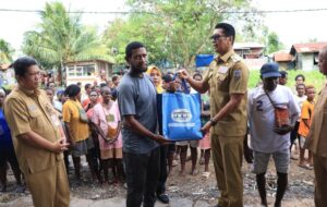 Penjabat Gubernur Papua Selatan Menyerahkan Bantuan Wapres Kepada Masyarakat di Merauke