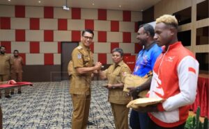 Papua Selatan Beri Uang Pembinaan Kepada Pelatih dan Atlet PON-Peparnas 2024