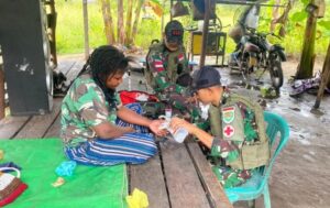 Satgas Yonif 312/KH Tingkatkan Kesehatan Warga Perbatasan Papua melalui Pemeriksaan Keliling