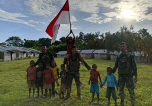 Satgas Yonif 512/QY dan Warga Yabanda Kibarkan Merah Putih, Bangkitkan Semangat Nasionalisme