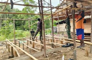 Satgas TNI Bangun Rumah Layak Huni untuk Warga Tidak Mampu di Kampung Emete Lama