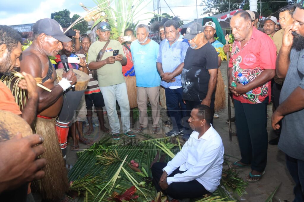 Gubernur Apolo Safanpo Dikukuhkan Secara Adat Jadi Keluarga Malind-Anim Pimpin Papua Selatan