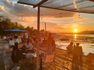 Ngopi Sambil Nikmati Sunset Eksotis di Victoria Café Kampung Yoka