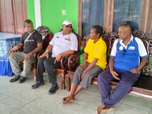 Anggota DPRK Kota Jayapura Mekanisme  Pengangkatan Christian FR Ireeuw Menyerahkan Pangan Lokal untuk Warga Skouw Mabo