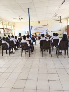 UNIMUDA Pelatihan Pengelolaan Sampah Plastik Menjadi Ecobrick untuk Siswa SMP Negeri 1 Kabupaten Sorong