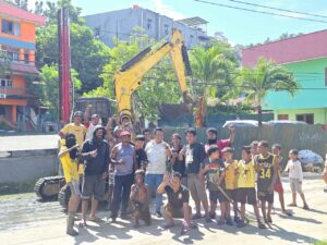Agustinus Rande Turun Tangan Bersihkan Drainase di Ardipura: Warga Sambut Positif Aksi Nyata Cegah Banjir