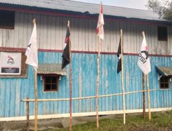 Dukungan Masyarakat Menguat, Papan Nama dan Bendera PSI Berdiri di Puncak Jaya